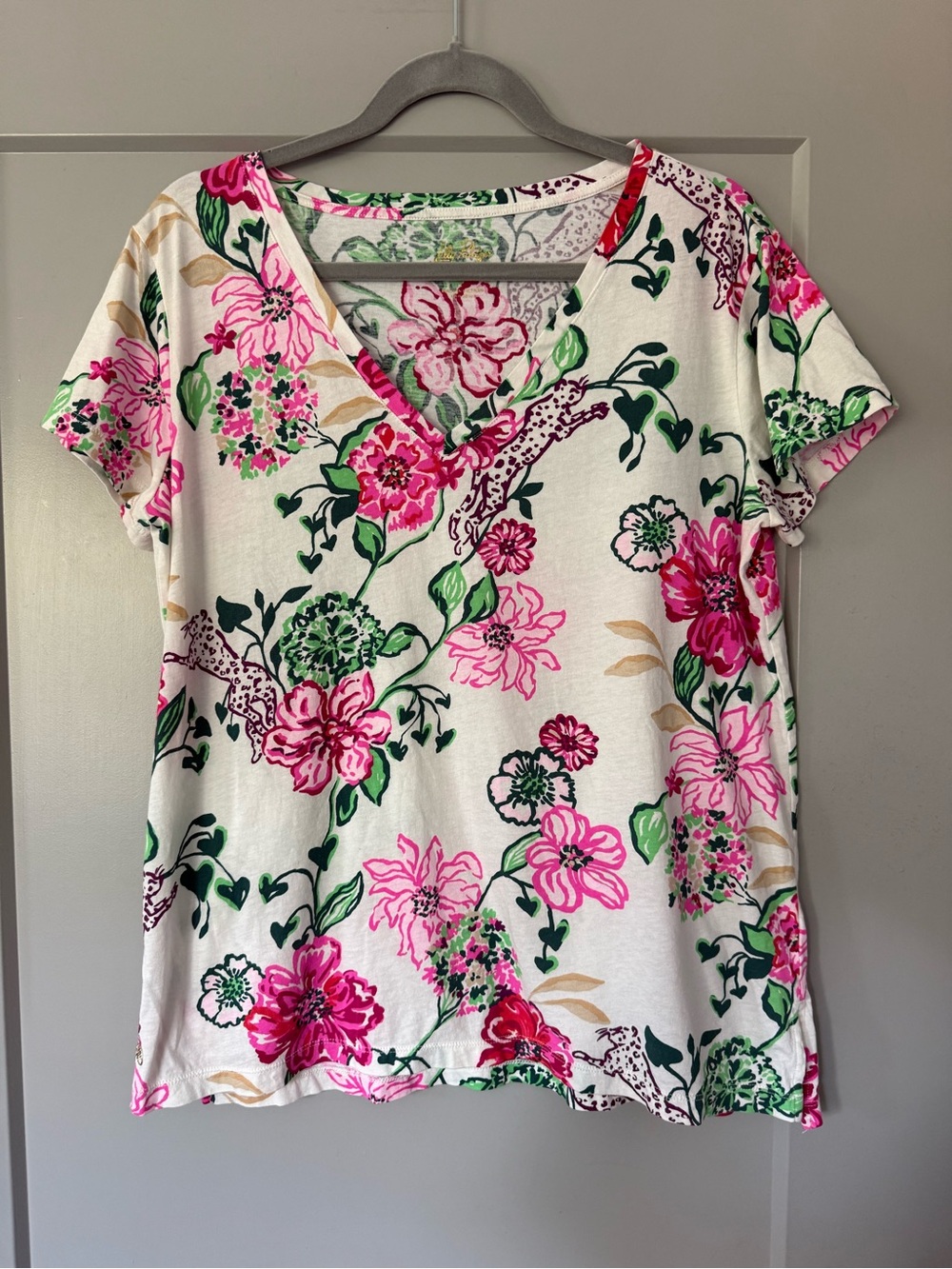 LILLY PULITZER V neck T-shirt in Safari Sanctuary Size Large